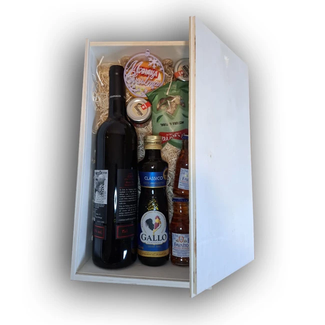 Cabaz clássico: caixa de madeira com vinho tinto, azeite virgem extra, moscatel, frutos secos e doces regionais