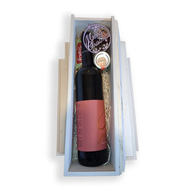 Cabaz essencial: caixa de madeira estreita com uma garrafa de vinho tinto, doce de morango e enfeite de Natal impresso em 3D